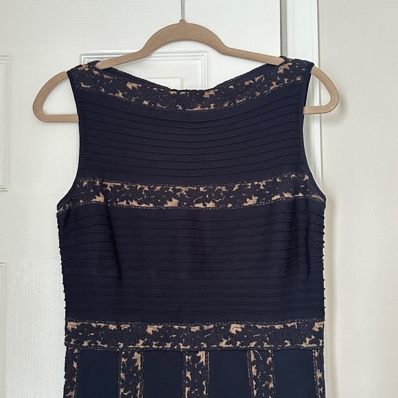 Excellent Tadashi Shoji Pintuck Jersey and Lace Dress in Navy Nude Size Small S - Picture 3 of 10